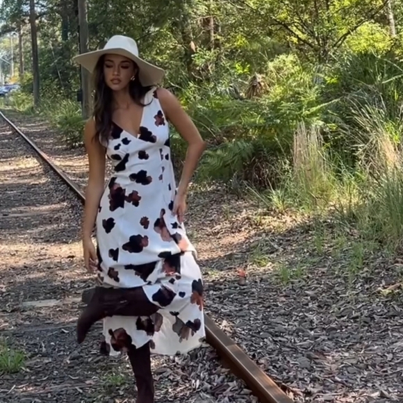 Elegant V-Neck Midi Dress in Brown and White - Picture 12 of 12